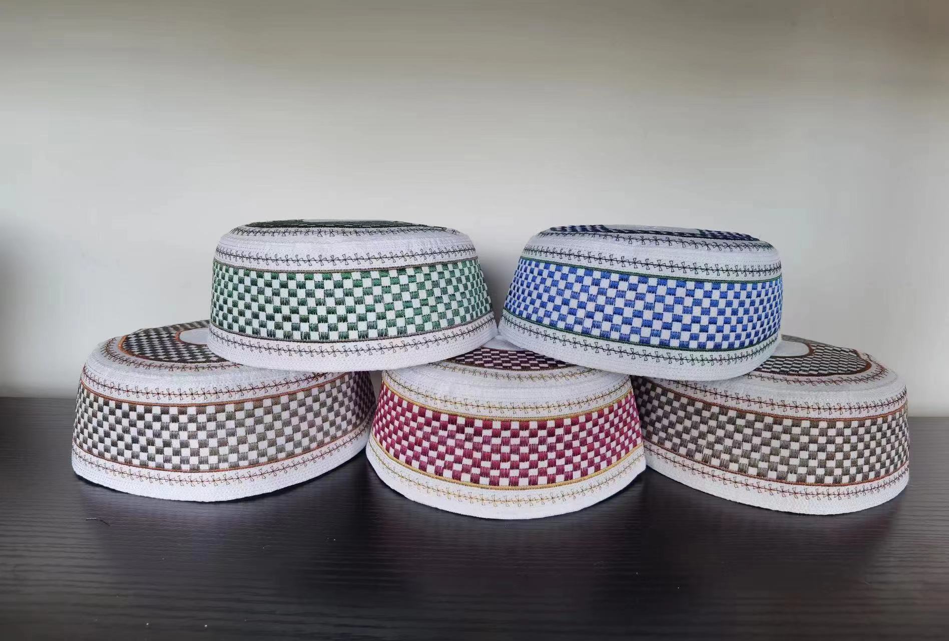 用于产品选择的多款穆斯林帽和礼拜帽样品